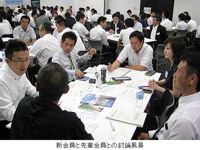 新会員と先輩会員との討論風景