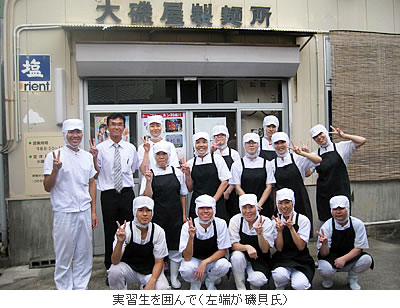 実習生を囲んで(左端が磯貝氏)