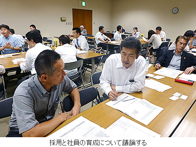 採用と社員の育成について議論する