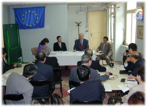 ベルギー小企業連合のソレ会長(写真中央右)からヨーロッパの中小企業運動の歴史と成果を学ぶ鋤柄氏(写真中央左) (2002年9月に行われた愛知同友会欧州中小企業施策視察団