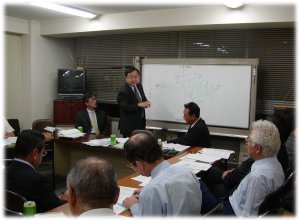 中同協から講師を招いて「中小企業憲章」の学習会が行われる(9月15日愛知同友会事務局にて)