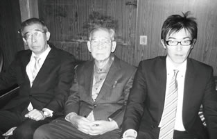 三代そろって… 左から良一氏、 父の庄造氏(名誉会員)、息子の久晴氏(名古屋第3青同)