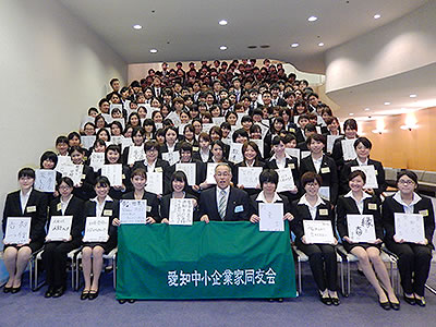 決意を書いた色紙を持ち184名の新入社員全員で記念撮影(4/2・3共育研修会)