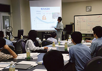 社内での熱処理技術講習会の様子