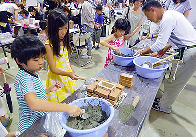 ミニチュア煉瓦を積み上げる(加賀耐火煉瓦)