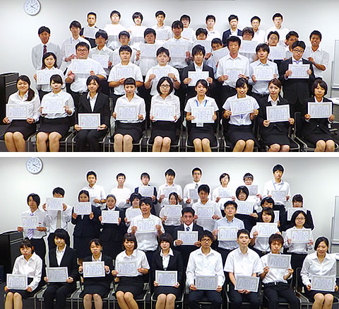 修了証を手にする研修生のみなさん(8月31日修了式)