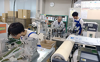 フィルム加工機の調整作業を体験(アジアハイテックス)