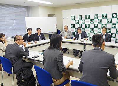 4紙の記者の皆さんと懇談