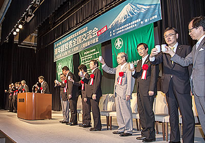 ワインで乾杯する来賓の方々(懇親会)