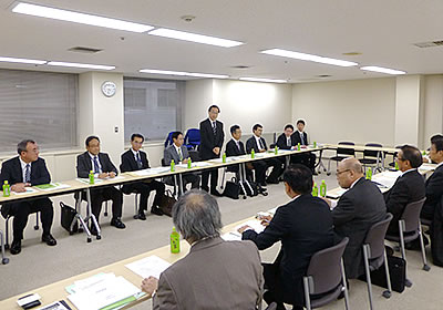挨拶する飯塚厚東海財務局長(中央)