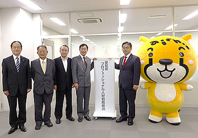 発足式の様子(左から武田氏、徳升相談役、加藤代表理事、大村県知事)