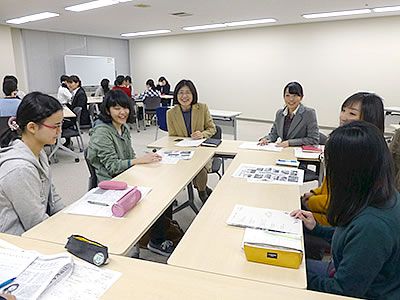 座談会（グループ討論）では学生から女性局員に様々な質問が出される