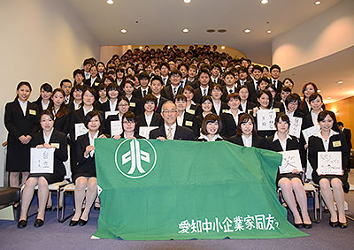 「社会人としての決意」を掲げて~186名全員で記念撮影(新入社員研修)