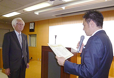 荒川氏(左)へ加藤氏より感謝状が贈られた