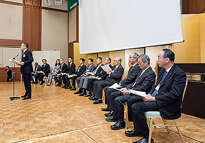 各代表者14名が登壇
