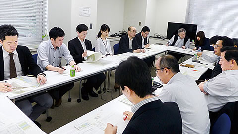 13回目を迎えた情報交換会（毎年4回開催）、今回は6紙が参加