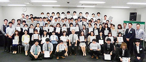 71名の研修生とスタッフ全員で記念撮影