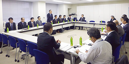 年間2回のペースで行われている意見交換会(冒頭の挨拶をする長谷川局長)