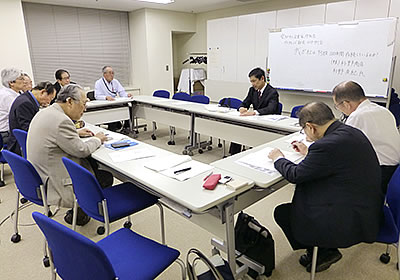 存続の危機をどう乗り越えてきたかを語る杉野氏(右から3人目)