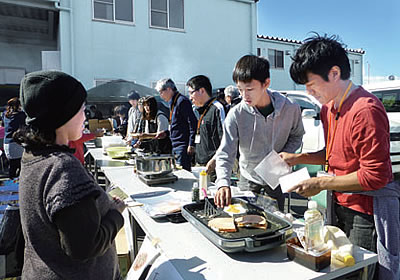 模擬店では同友会会員が手づくりの料理をふるまう