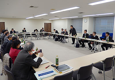 挨拶をする中部経済産業局の波多野局長(中央奥)
