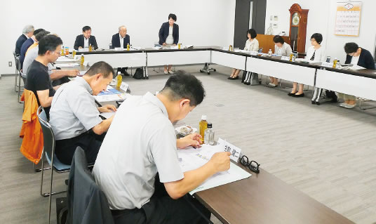 冒頭あいさつする大塚学長