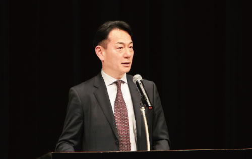 全体課題提起を行う明石新代表理事