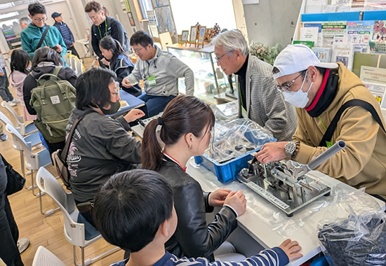 自動車部品の組み立てを体験