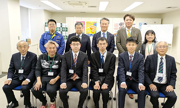 新入社員の皆さん（前列右から2人目から順に3人）を囲んで