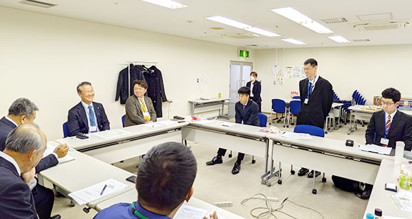 目標を発表する研修生（右から2人目）を温かく見守る