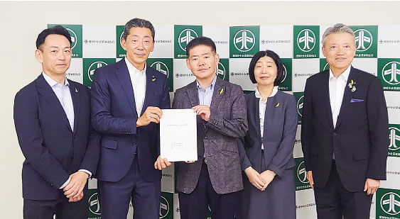小林淳雄所長(中央)より「要請書」を受け取る