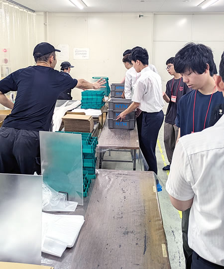 製品を梱包する箱の組み立てを体験