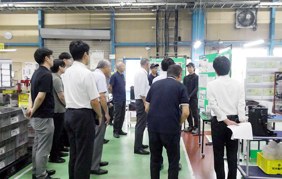 社員の方から説明を受ける参加者